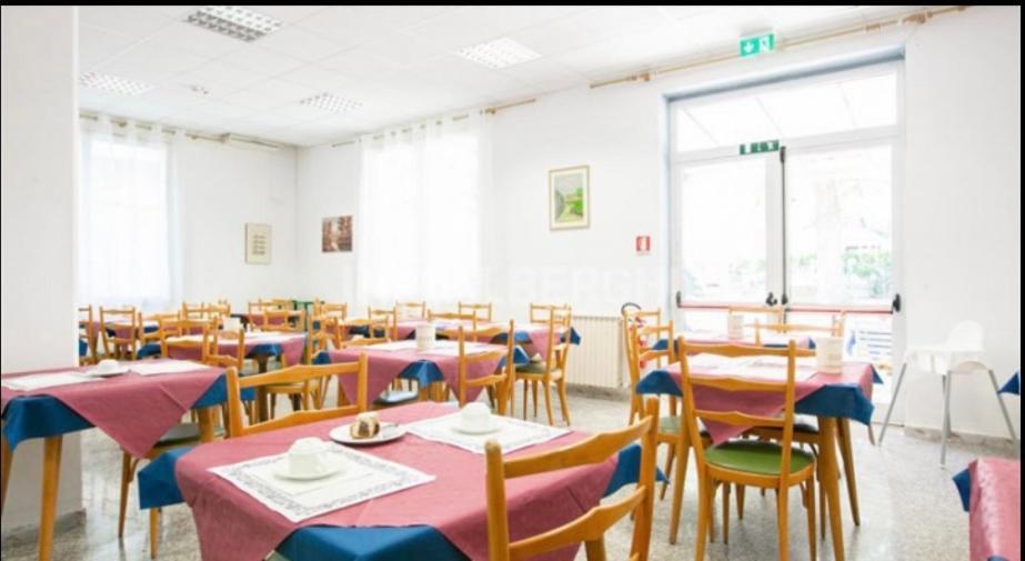 Hotel Silvana Beach Римини Екстериор снимка